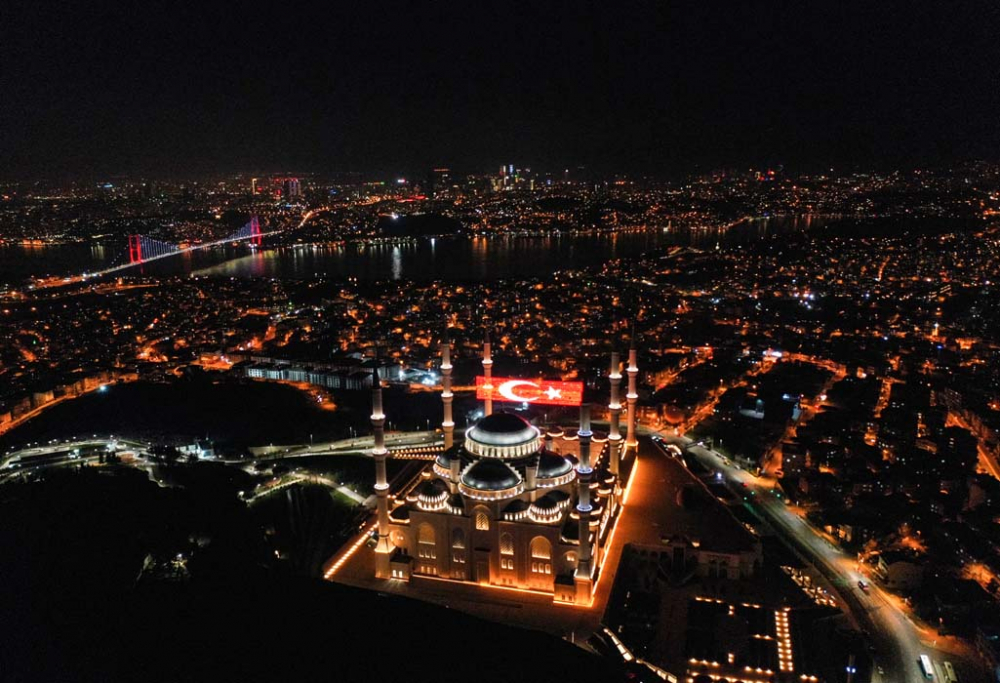 İstanbul'da camiler özel mahyalarla süslendi! 2