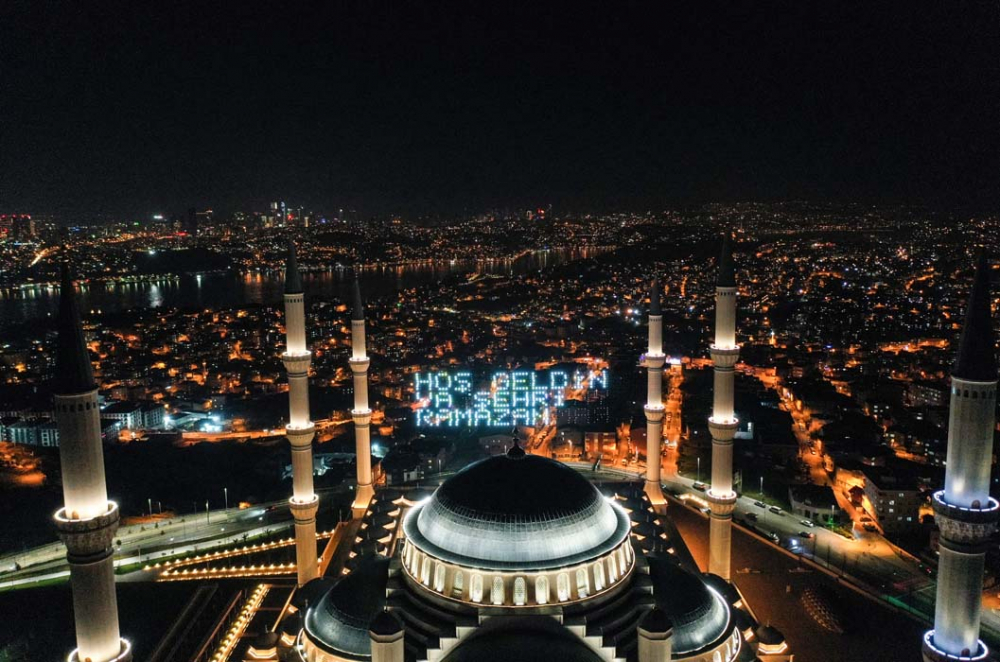 İstanbul'da camiler özel mahyalarla süslendi! 3