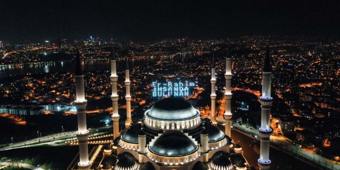 İstanbul'da camiler özel mahyalarla süslendi!