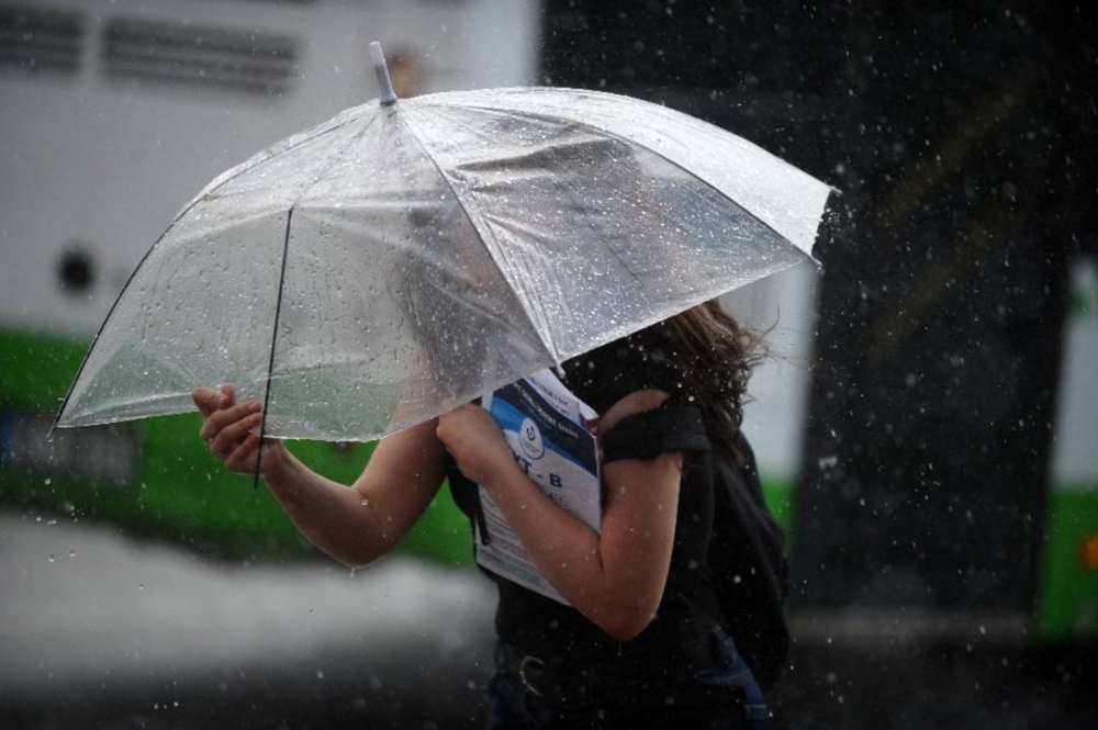 Meteoroloji uzmanı Prof. Dr. Orhan Şen'den kritik uyarı! Pazartesi günü İstanbul'da sağanak, dolu ve toz görülecek 2