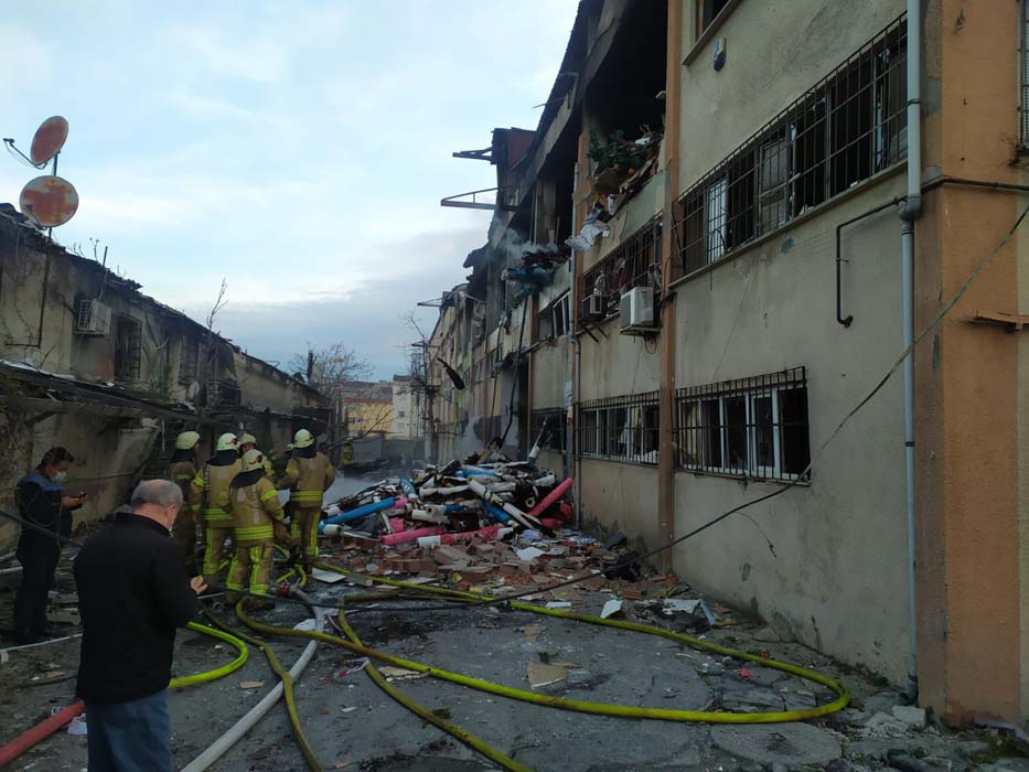 Bağcılar'da ambalaj fabrikasında patlama! Alev alev yandı... 2