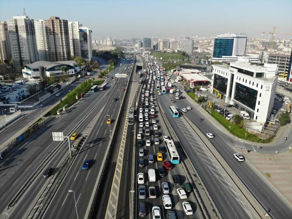 Tam kapanmanın ilk gününde yoğunluk yaşandı, ek seferler konuldu 10