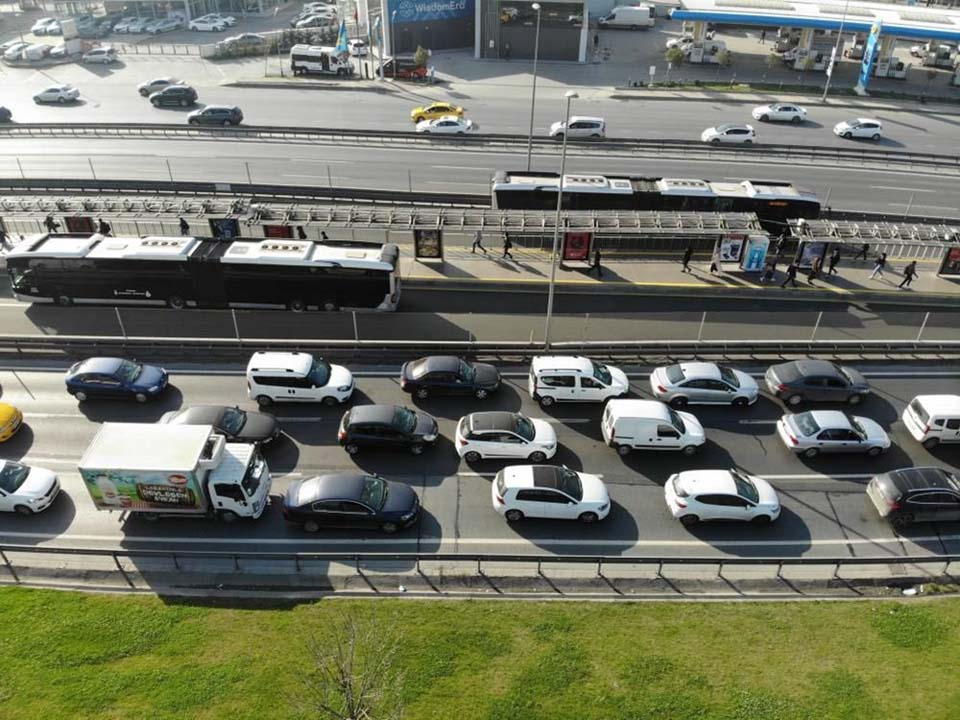 Tam kapanmanın ilk gününde yoğunluk yaşandı, ek seferler konuldu 5