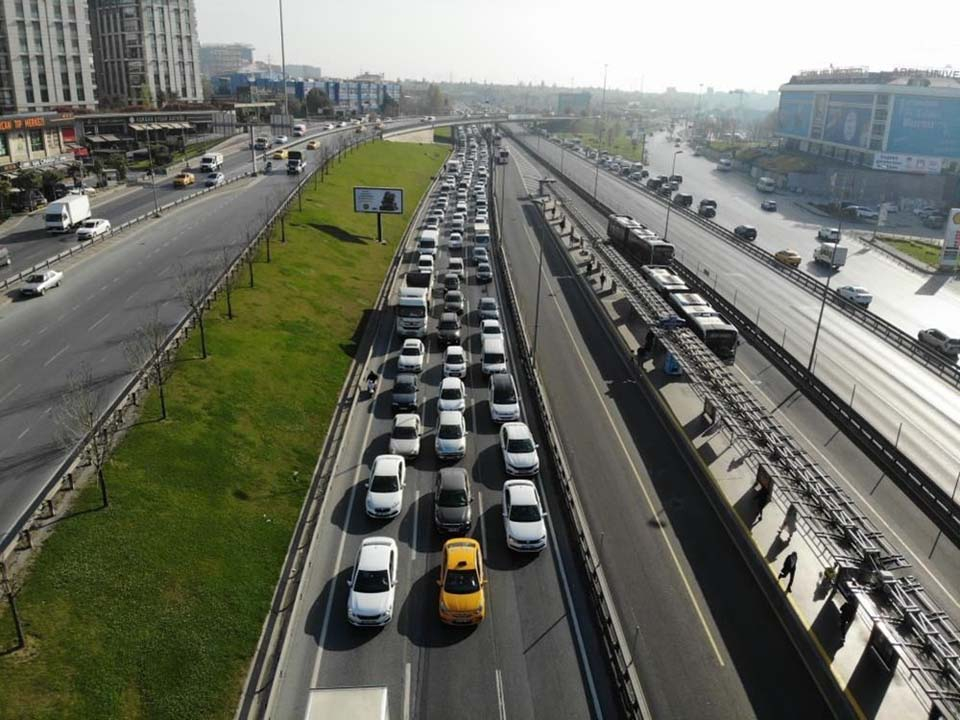 Tam kapanmanın ilk gününde yoğunluk yaşandı, ek seferler konuldu 8