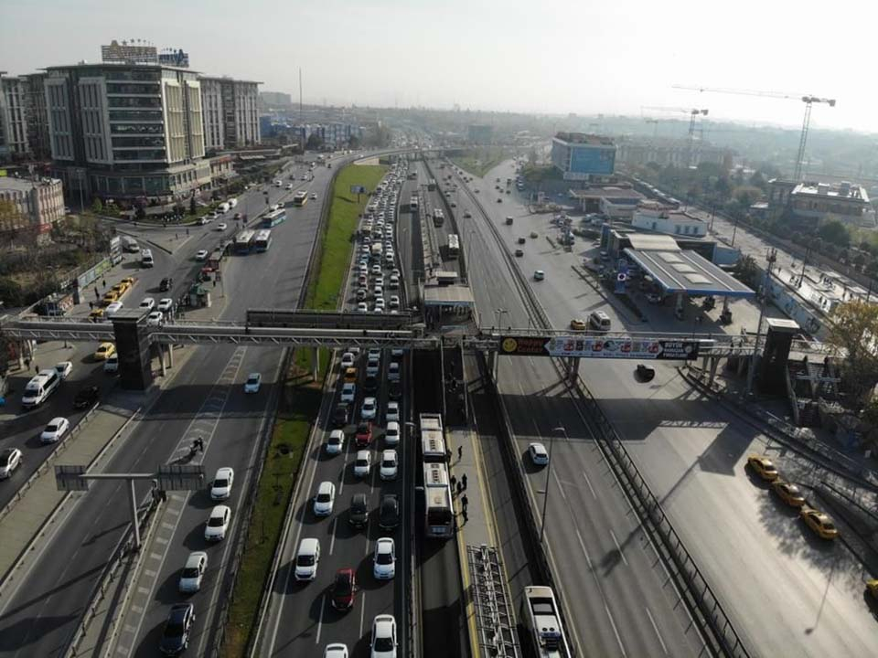 Tam kapanmanın ilk gününde yoğunluk yaşandı, ek seferler konuldu 9