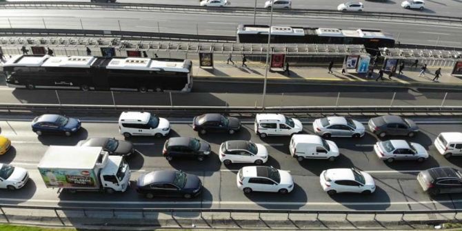 Tam kapanmanın ilk gününde yoğunluk yaşandı, ek seferler konuldu