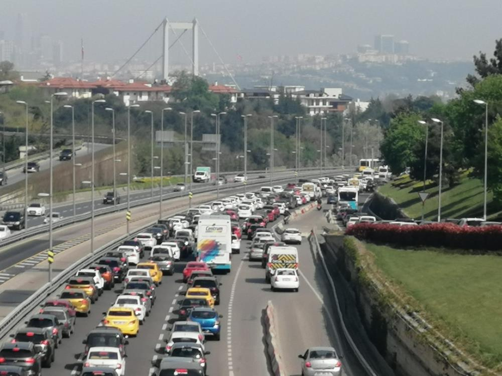 Kısıtlanamıyorlar! Tam kapanmanın ilk gününde trafik kilitlendi, ek metro seferleri kondu! 1