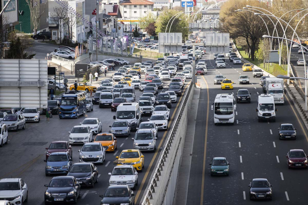 Kısıtlanamıyorlar! Tam kapanmanın ilk gününde trafik kilitlendi, ek metro seferleri kondu! 10