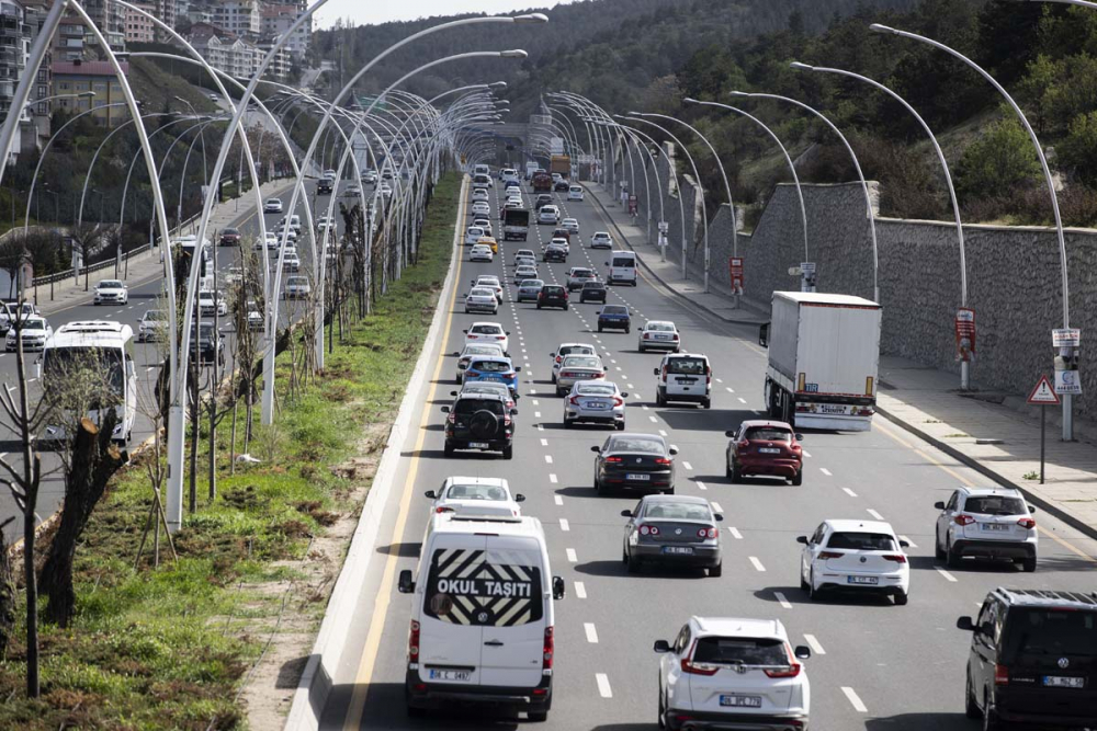 Kısıtlanamıyorlar! Tam kapanmanın ilk gününde trafik kilitlendi, ek metro seferleri kondu! 12