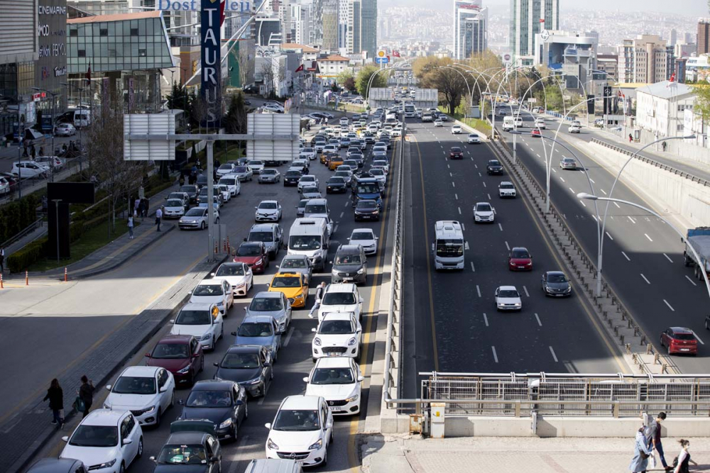 Kısıtlanamıyorlar! Tam kapanmanın ilk gününde trafik kilitlendi, ek metro seferleri kondu! 13