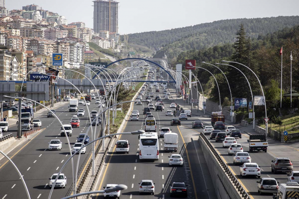 Kısıtlanamıyorlar! Tam kapanmanın ilk gününde trafik kilitlendi, ek metro seferleri kondu! 14