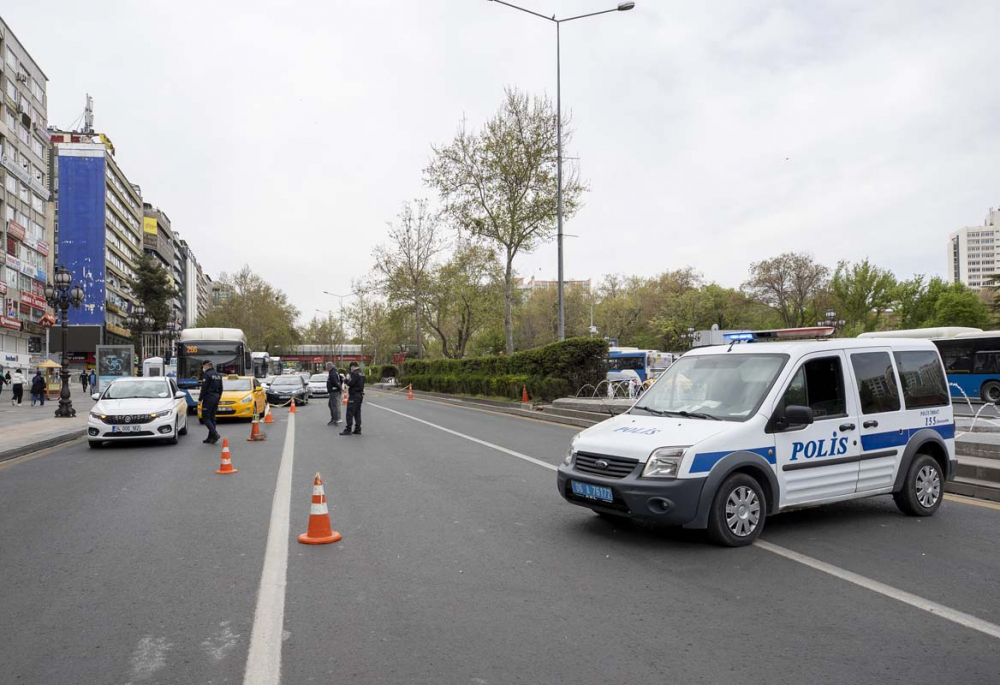 Kısıtlanamıyorlar! Tam kapanmanın ilk gününde trafik kilitlendi, ek metro seferleri kondu! 19