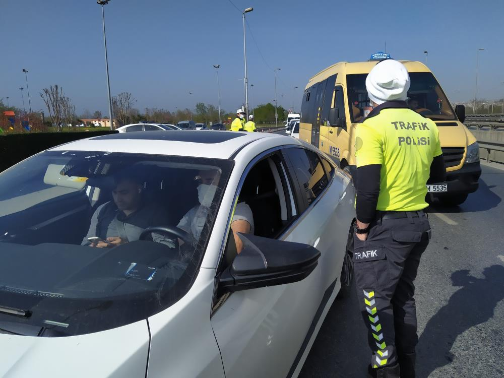 Kısıtlanamıyorlar! Tam kapanmanın ilk gününde trafik kilitlendi, ek metro seferleri kondu! 2