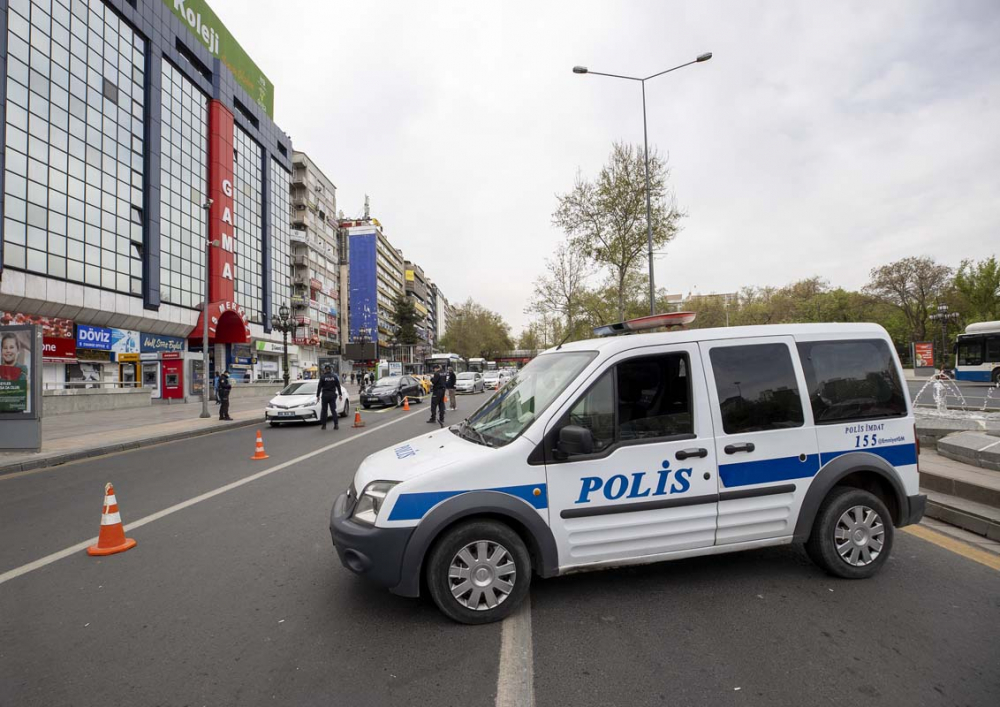 Kısıtlanamıyorlar! Tam kapanmanın ilk gününde trafik kilitlendi, ek metro seferleri kondu! 20