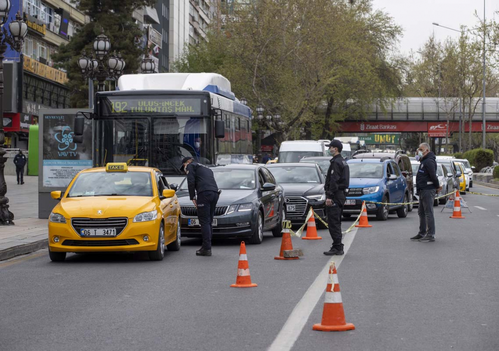 Kısıtlanamıyorlar! Tam kapanmanın ilk gününde trafik kilitlendi, ek metro seferleri kondu! 21