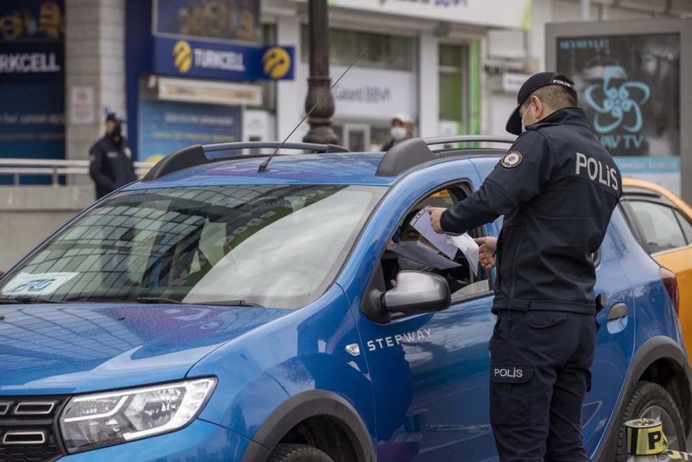 Kısıtlanamıyorlar! Tam kapanmanın ilk gününde trafik kilitlendi, ek metro seferleri kondu! 22