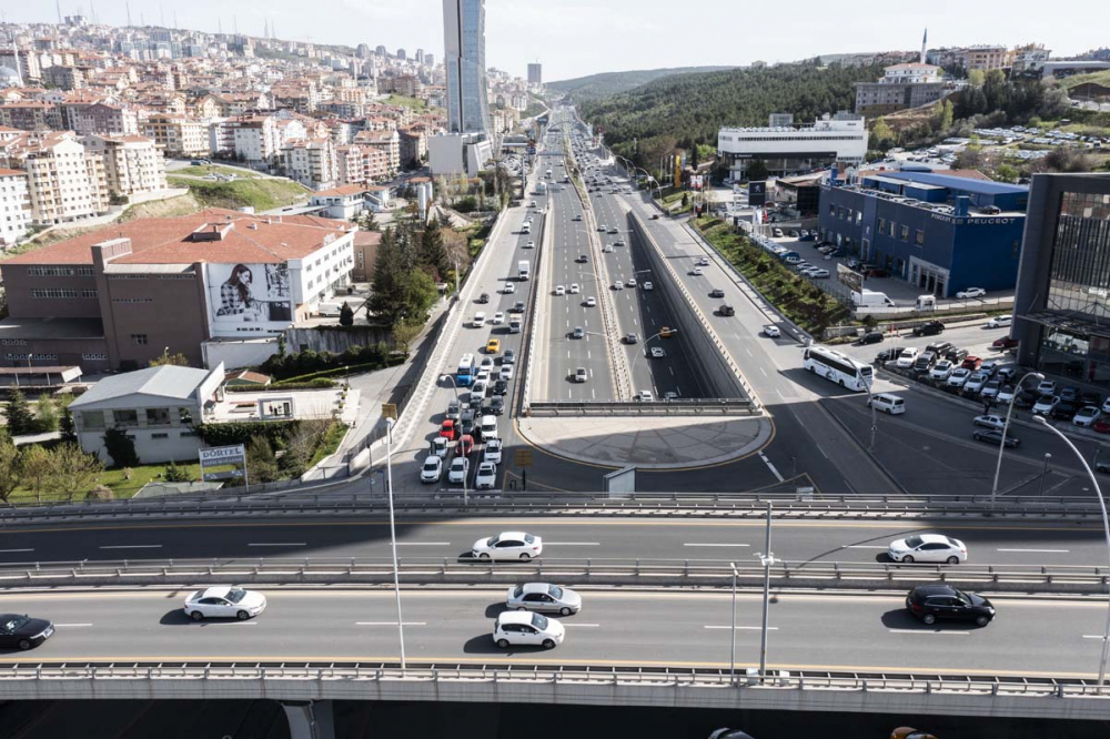 Kısıtlanamıyorlar! Tam kapanmanın ilk gününde trafik kilitlendi, ek metro seferleri kondu! 24