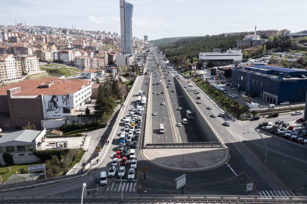 Kısıtlanamıyorlar! Tam kapanmanın ilk gününde trafik kilitlendi, ek metro seferleri kondu! 28