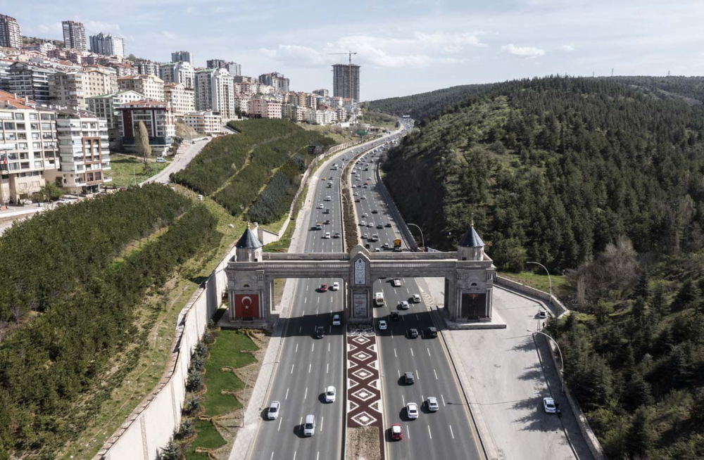 Kısıtlanamıyorlar! Tam kapanmanın ilk gününde trafik kilitlendi, ek metro seferleri kondu! 29