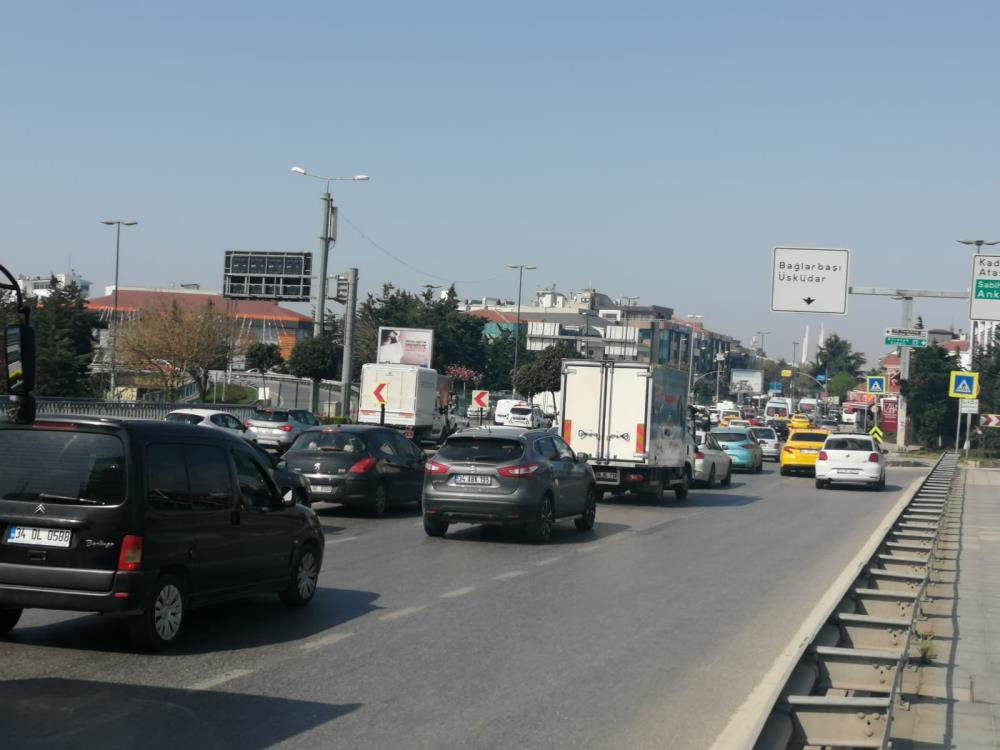 Kısıtlanamıyorlar! Tam kapanmanın ilk gününde trafik kilitlendi, ek metro seferleri kondu! 3