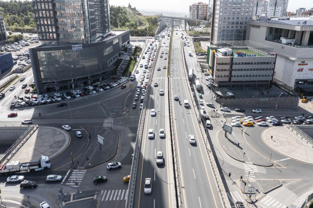 Kısıtlanamıyorlar! Tam kapanmanın ilk gününde trafik kilitlendi, ek metro seferleri kondu! 31