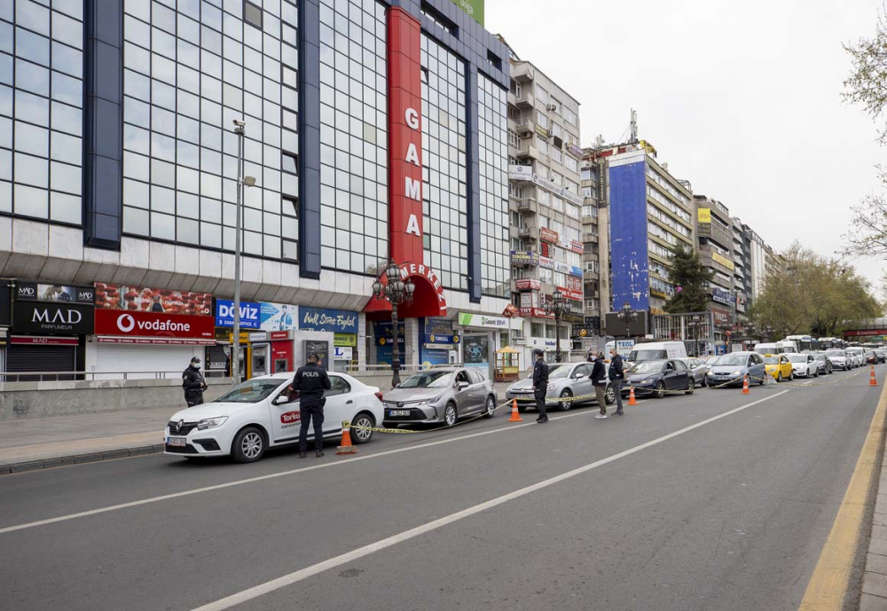 Kısıtlanamıyorlar! Tam kapanmanın ilk gününde trafik kilitlendi, ek metro seferleri kondu! 32