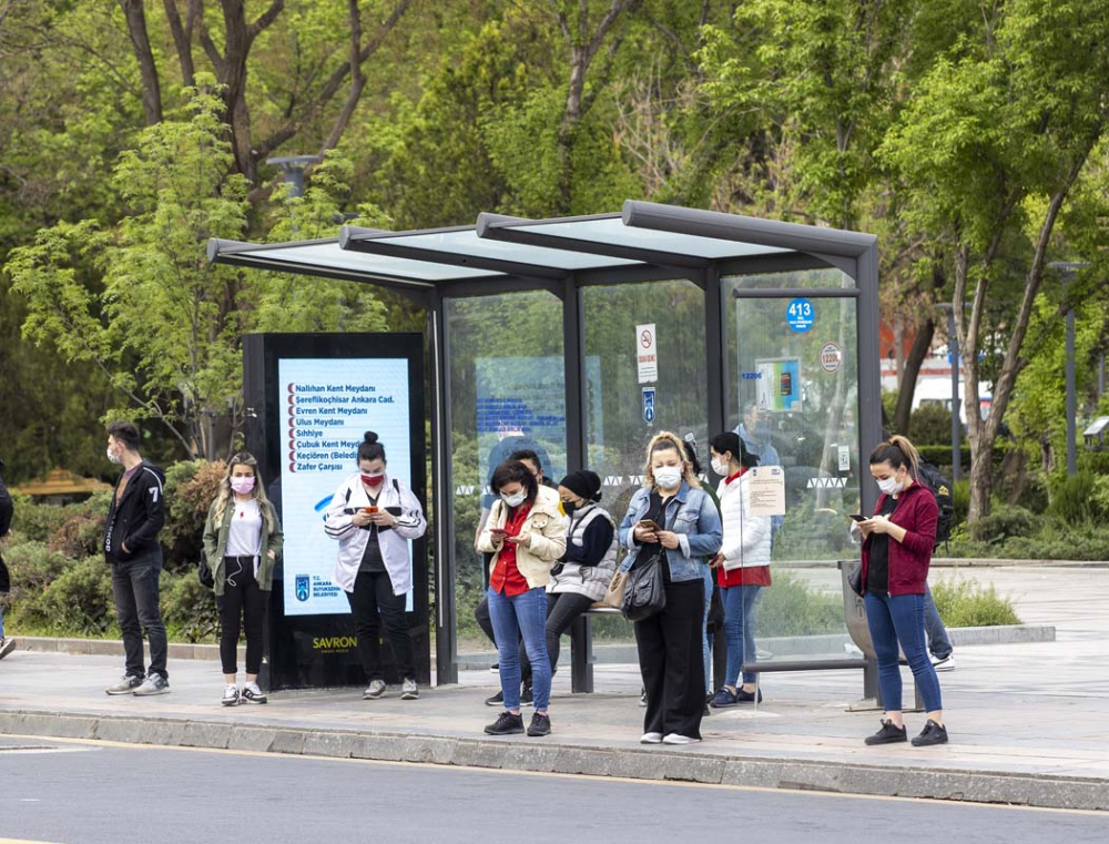 Kısıtlanamıyorlar! Tam kapanmanın ilk gününde trafik kilitlendi, ek metro seferleri kondu! 33