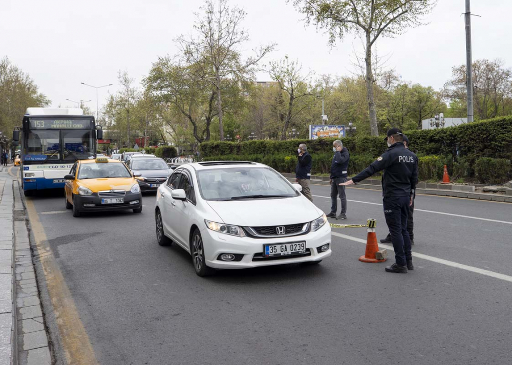 Kısıtlanamıyorlar! Tam kapanmanın ilk gününde trafik kilitlendi, ek metro seferleri kondu! 34