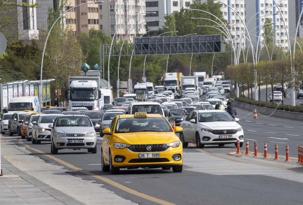 Kısıtlanamıyorlar! Tam kapanmanın ilk gününde trafik kilitlendi, ek metro seferleri kondu! 36