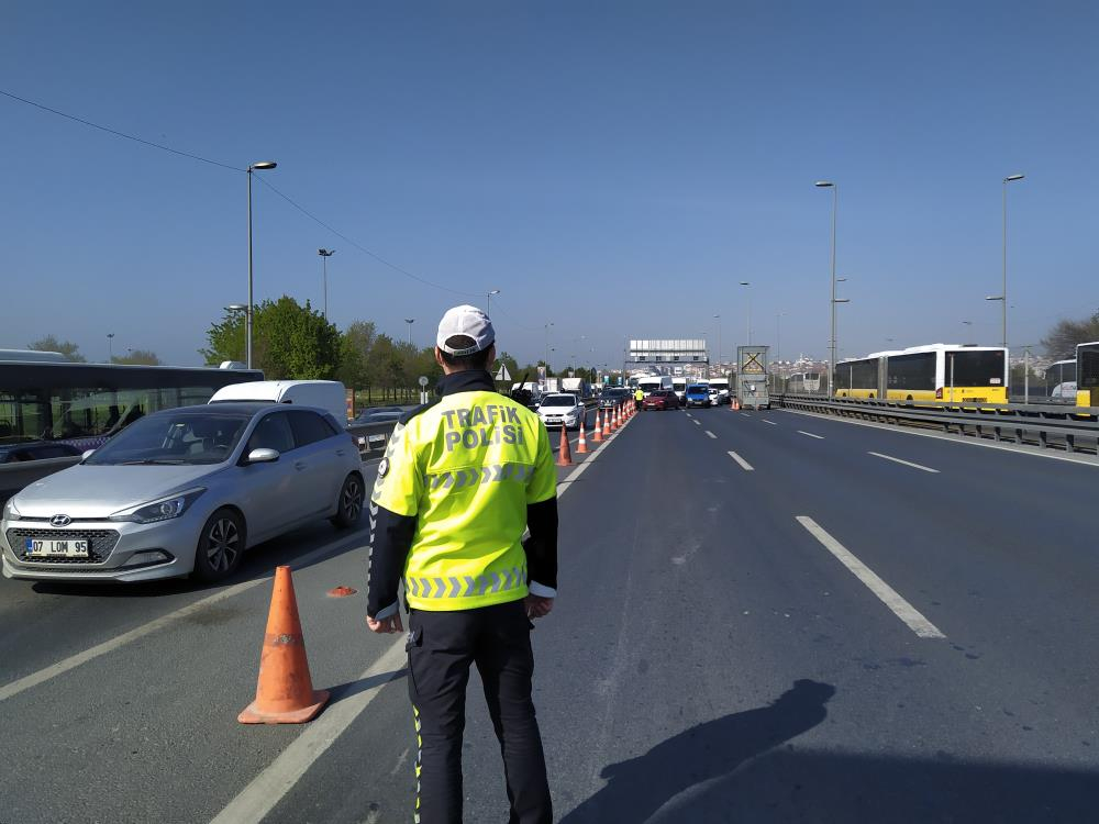 Kısıtlanamıyorlar! Tam kapanmanın ilk gününde trafik kilitlendi, ek metro seferleri kondu! 39