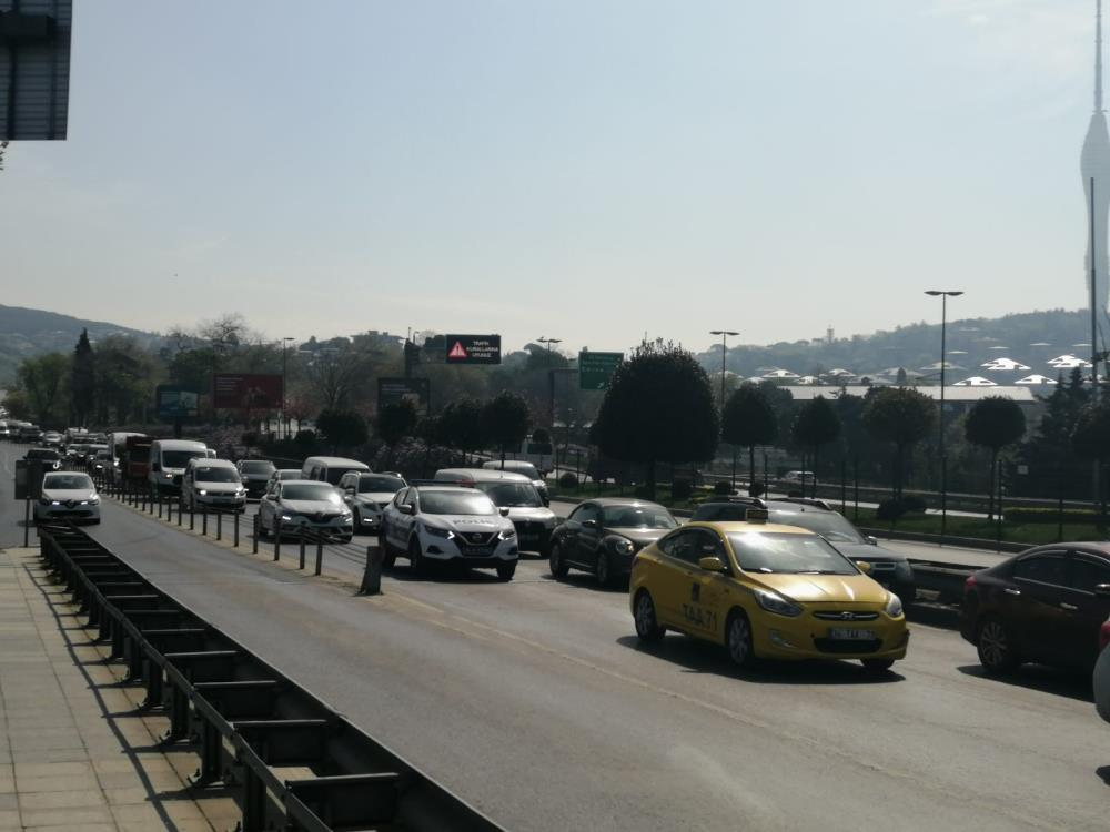 Kısıtlanamıyorlar! Tam kapanmanın ilk gününde trafik kilitlendi, ek metro seferleri kondu! 4