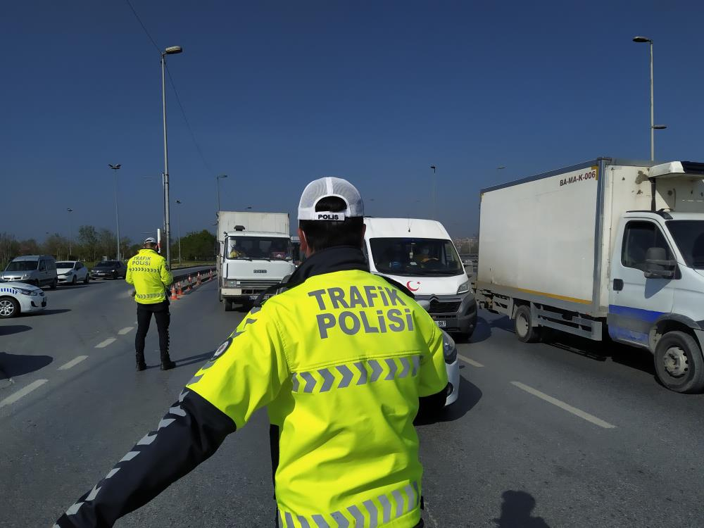 Kısıtlanamıyorlar! Tam kapanmanın ilk gününde trafik kilitlendi, ek metro seferleri kondu! 40