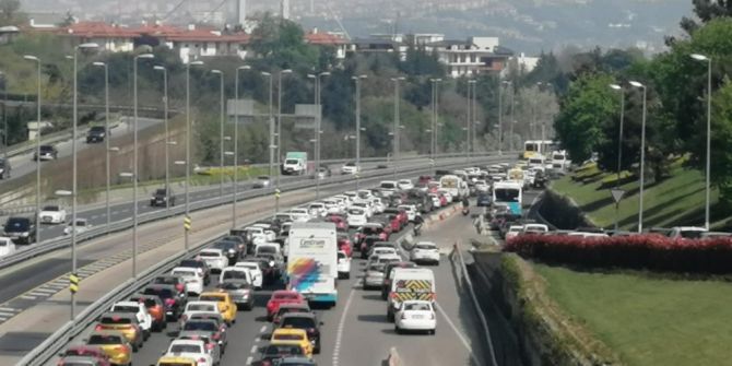 Kısıtlanamıyorlar! Tam kapanmanın ilk gününde trafik kilitlendi, ek metro seferleri kondu!