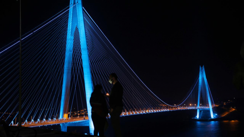 Engelliler Haftasına özel İstanbul'un köprüleri maviye büründü 4