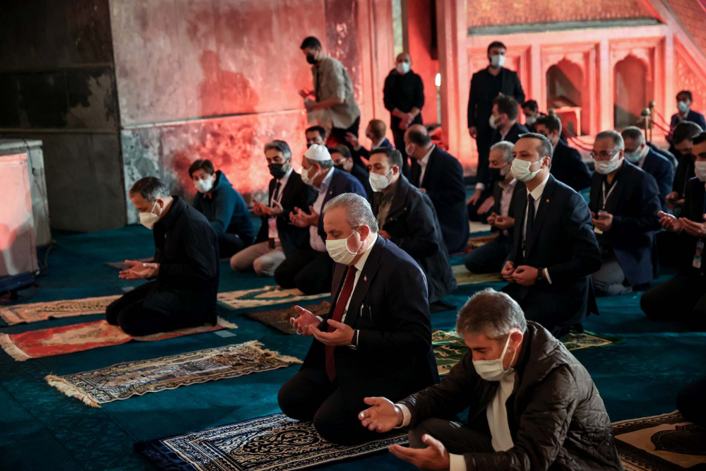 Tarihi an:  Ayasofya-i Kebir Cami-i Şerifi'nde 87 yıl sonra ilk bayram namazı kılındı 16