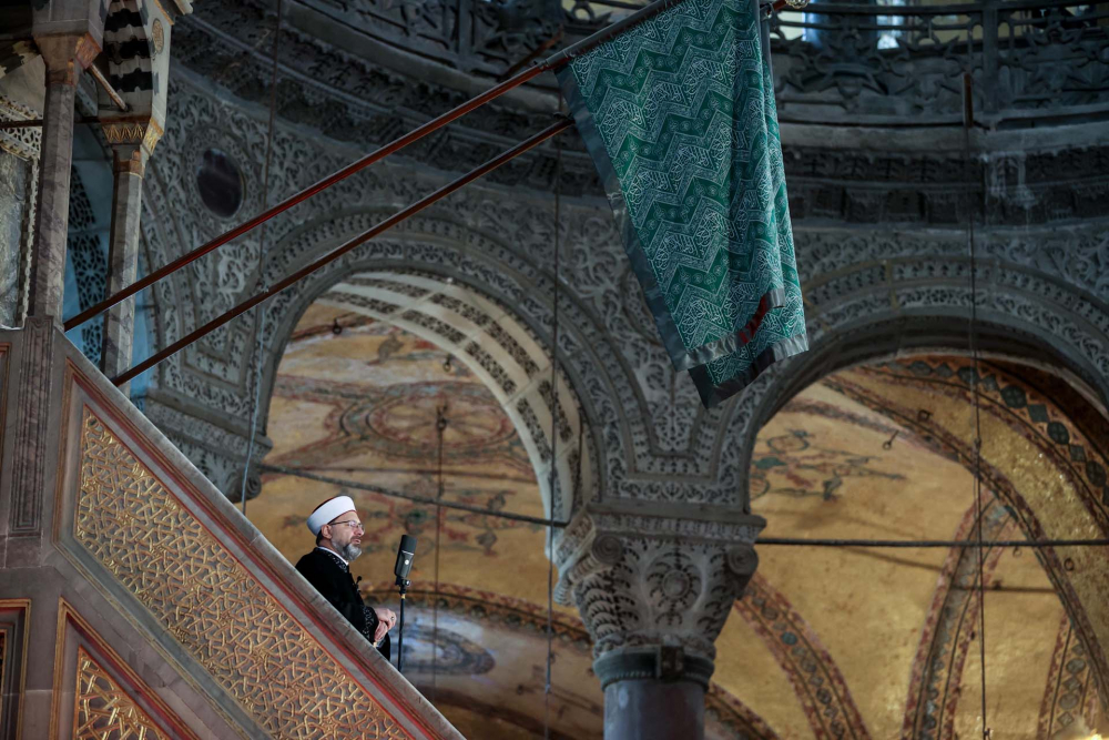 Tarihi an:  Ayasofya-i Kebir Cami-i Şerifi'nde 87 yıl sonra ilk bayram namazı kılındı 21