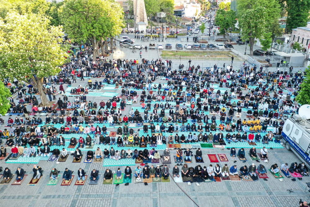 Tarihi an:  Ayasofya-i Kebir Cami-i Şerifi'nde 87 yıl sonra ilk bayram namazı kılındı 25