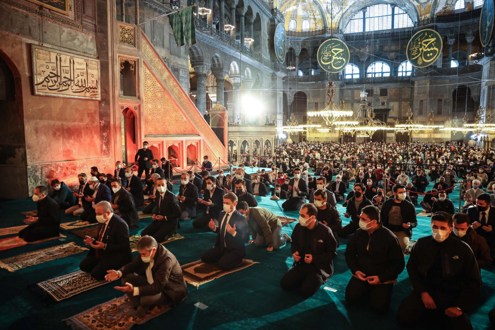 Tarihi an:  Ayasofya-i Kebir Cami-i Şerifi'nde 87 yıl sonra ilk bayram namazı kılındı 4