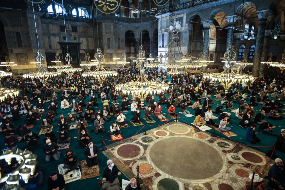 Tarihi an:  Ayasofya-i Kebir Cami-i Şerifi'nde 87 yıl sonra ilk bayram namazı kılındı 8