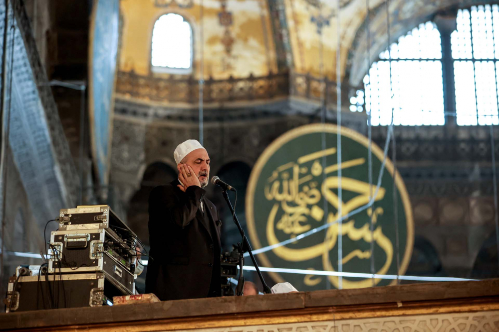 Tarihi an:  Ayasofya-i Kebir Cami-i Şerifi'nde 87 yıl sonra ilk bayram namazı kılındı 9