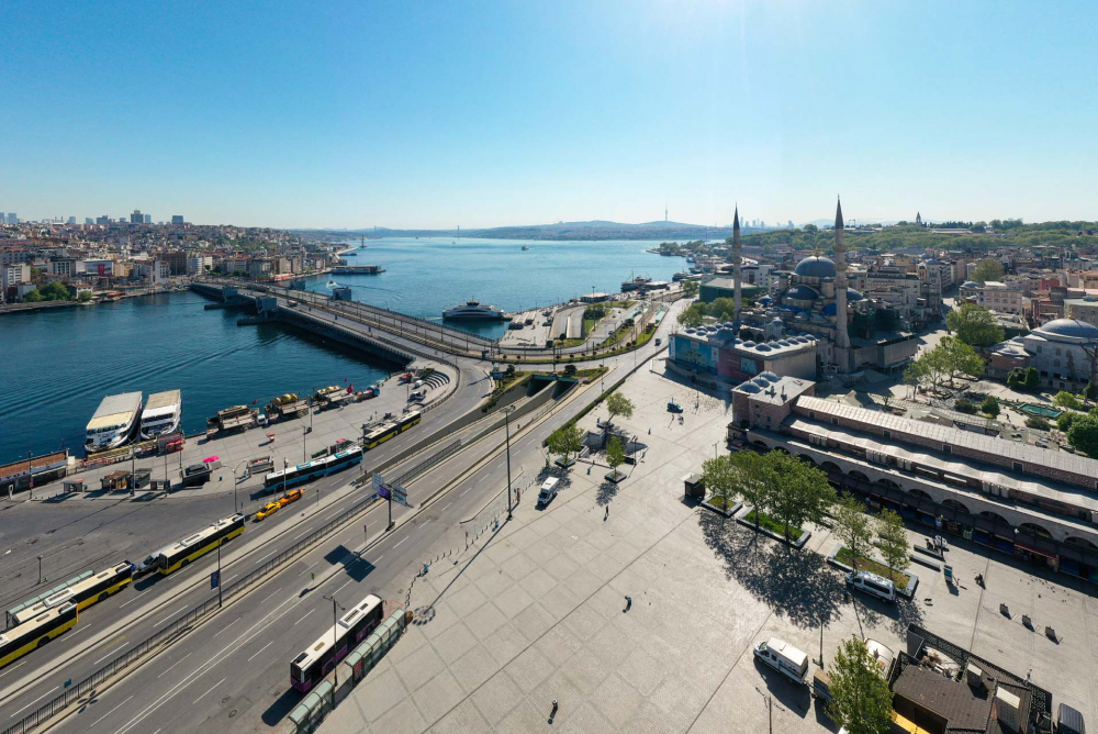 Ramazan Bayramında korona sessizliği çöktü: Eminönü Meydanı ve çevresi boş kaldı 1