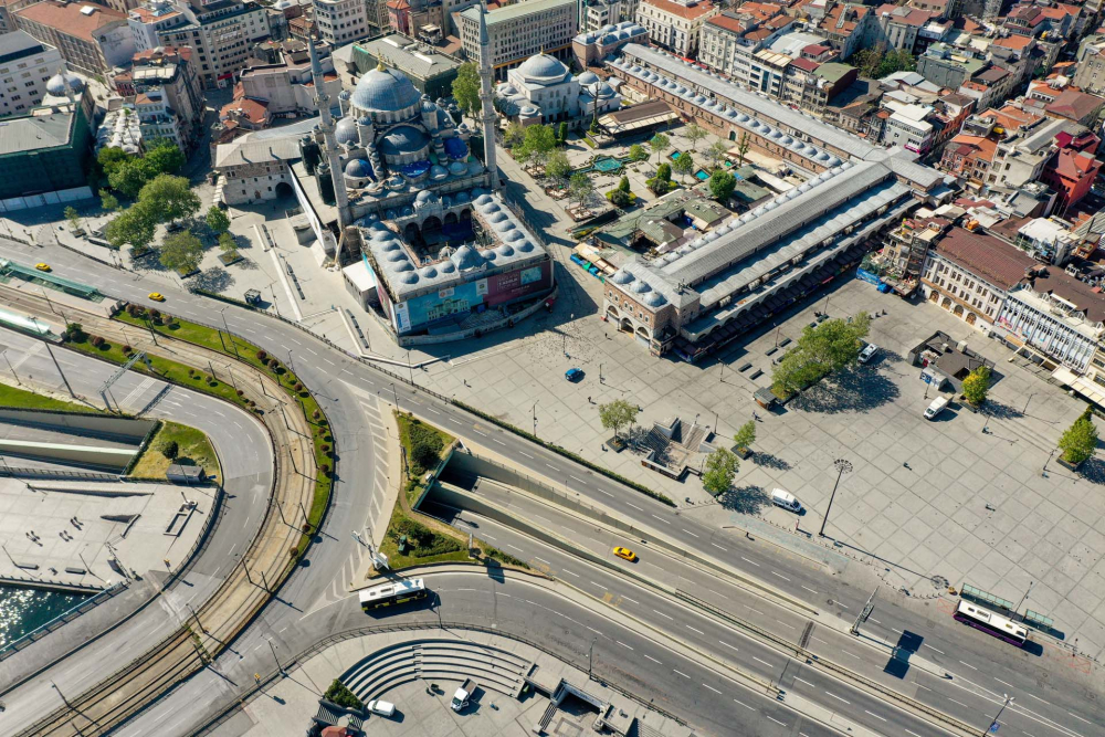 Ramazan Bayramında korona sessizliği çöktü: Eminönü Meydanı ve çevresi boş kaldı 10