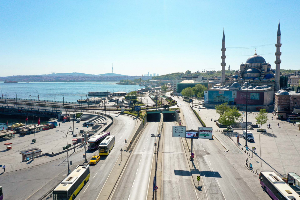 Ramazan Bayramında korona sessizliği çöktü: Eminönü Meydanı ve çevresi boş kaldı 2