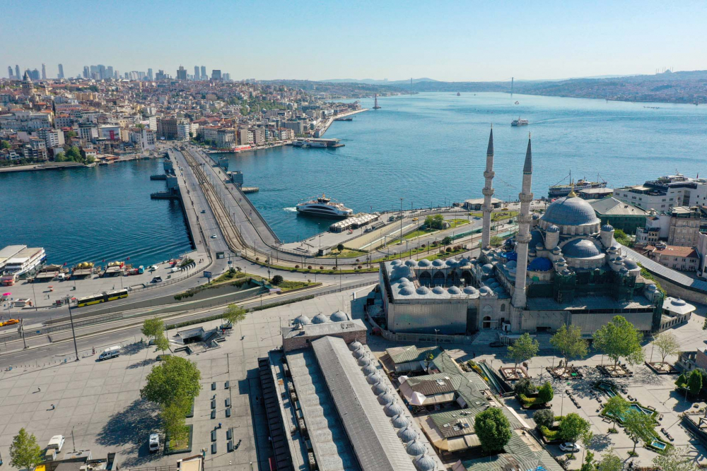 Ramazan Bayramında korona sessizliği çöktü: Eminönü Meydanı ve çevresi boş kaldı 3