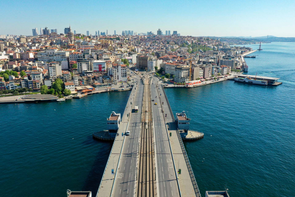 Ramazan Bayramında korona sessizliği çöktü: Eminönü Meydanı ve çevresi boş kaldı 4