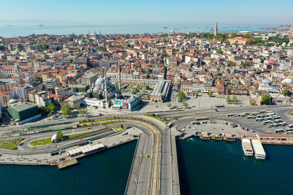 Ramazan Bayramında korona sessizliği çöktü: Eminönü Meydanı ve çevresi boş kaldı 6