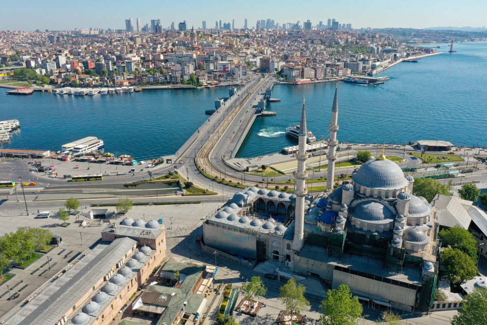 Ramazan Bayramında korona sessizliği çöktü: Eminönü Meydanı ve çevresi boş kaldı 7