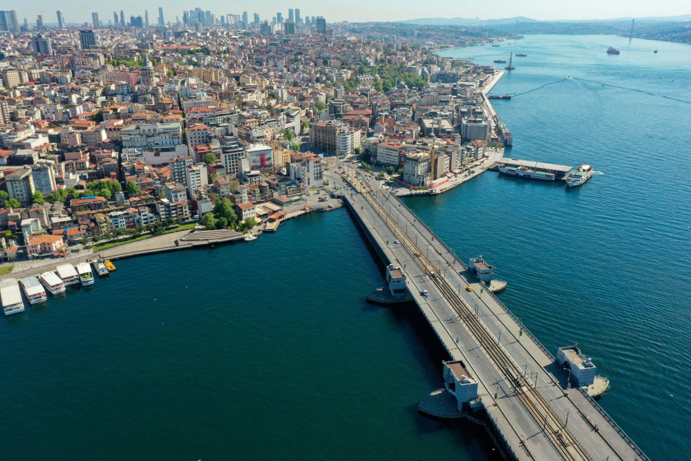 Ramazan Bayramında korona sessizliği çöktü: Eminönü Meydanı ve çevresi boş kaldı 8