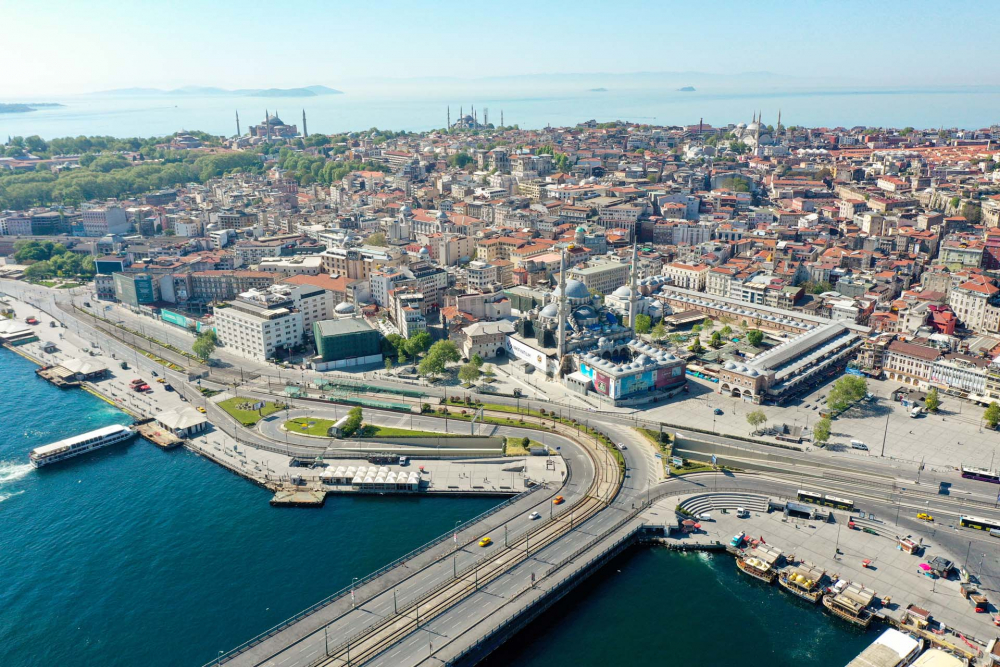 Ramazan Bayramında korona sessizliği çöktü: Eminönü Meydanı ve çevresi boş kaldı 9