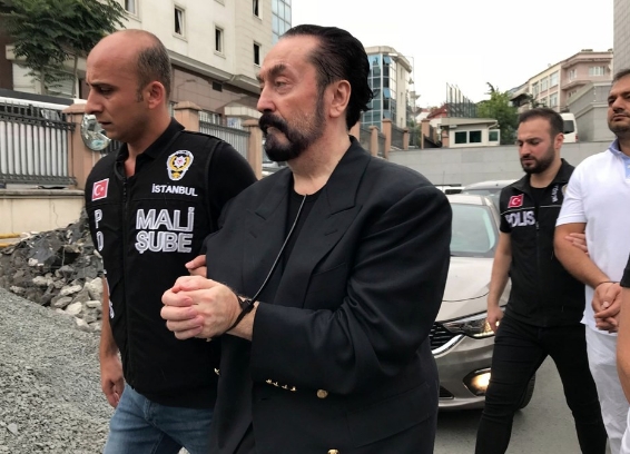 Adnan Oktar'ın öğrenci tuzağı! Bakın kızları nasıl ağına düşürmüş 1